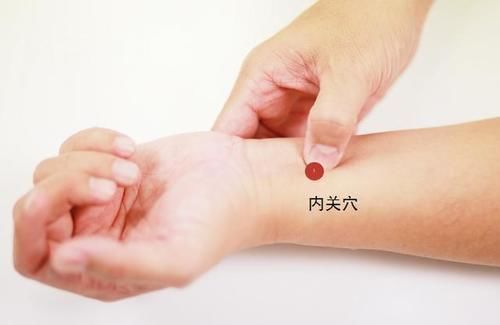 心率|中冲穴—调节心率要穴！心绞痛、胸闷不舒、心律不整，一穴制胜！