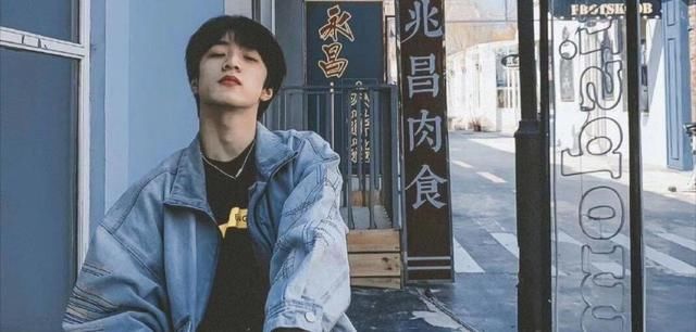 不愧是全世界最喜欢小猪佩奇的初中生,刘耀文连送礼都是小猪佩奇