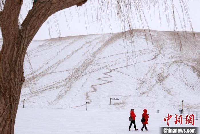 大漠|敦煌大漠披银装：沙雪交融似一幅水墨山水画