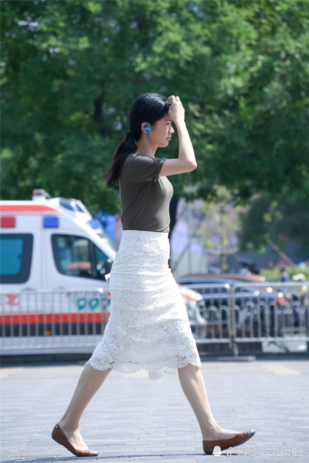 白色提花高腰裙,修身效果好,却搭配一双奶奶鞋,换成高跟鞋更好