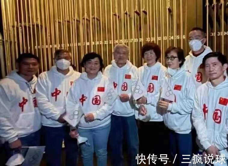 美国队|郎平胖了!参加美国春晚登台发言,退休享福身材圆润,不回国过年