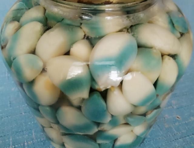 腌腊八蒜,别只会放醋,多加1个技巧,2天就变绿,香又脆还解腻