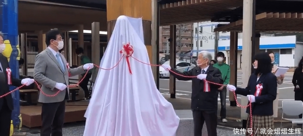 兵长铜像正式亮相,揭幕前:兵长有这么高?揭幕后:哦那没事了