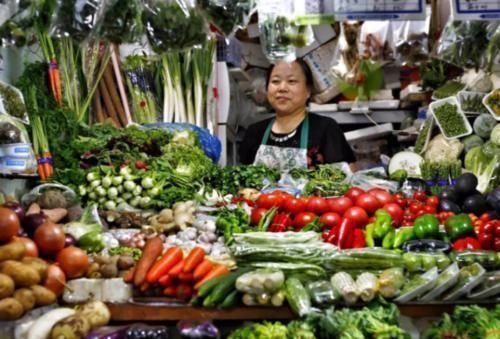 菜市场|美国游客评价菜市场日本像墓场，印度就像垃圾回收站，却如此评价中国