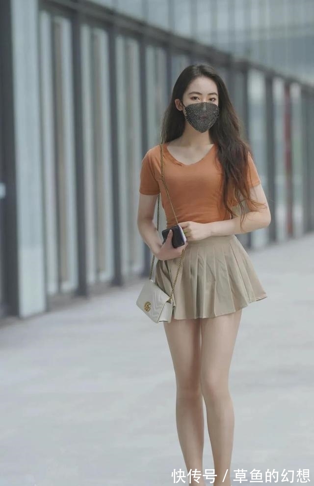 裸色 橙色圆领短袖搭配卡其色百褶短裙,从容优雅,满满的青春气息