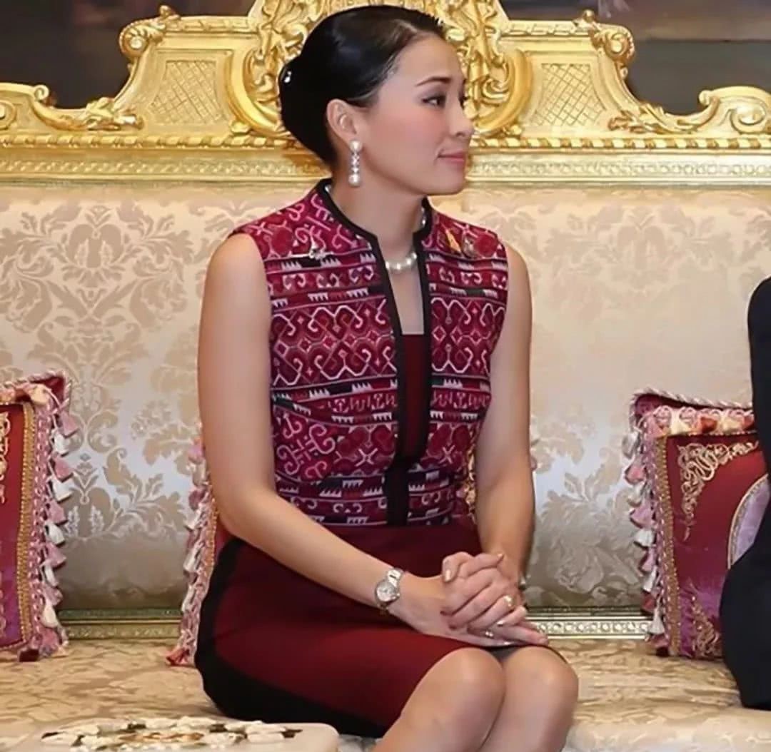 西拉米$泰国单纯的诗妮娜贵妃,遭到无情碾压,温柔大方的王后有如此毒辣