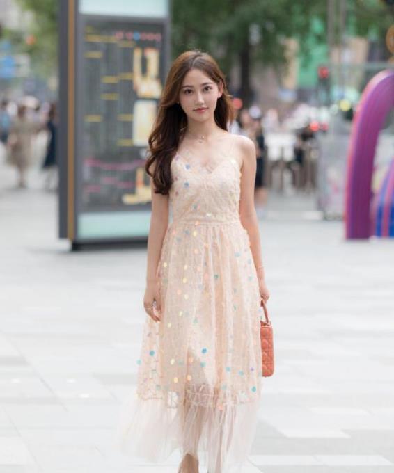 街拍:惹人心动的气质美女,身材高挑,靓丽大气