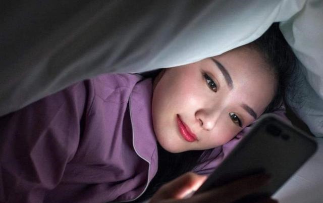 孕妈妈|孕妈妈玩手机没问题,但有4种做法尽量别做,会伤害到孩子的健康