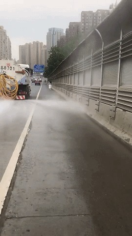 |搞笑GIF趣图铲屎的,你自安心己吃吧,就当我不存在了!