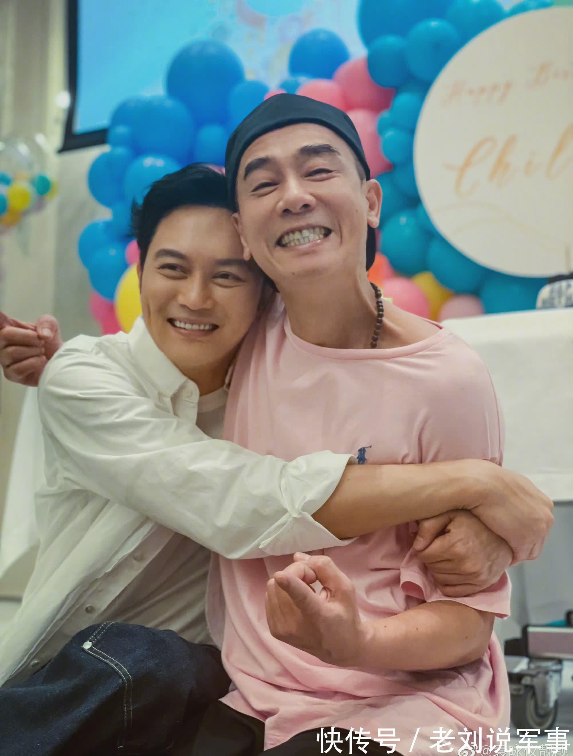 靓靓|大湾仔yyds！ 袁咏仪晒合照张智霖在陈小春怀里笑得好开心