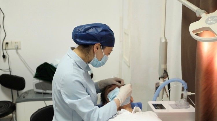 眼液|你所种草的“洗眼睛”真能洗出脏东西？专家：小心“洗眼”反致干眼症