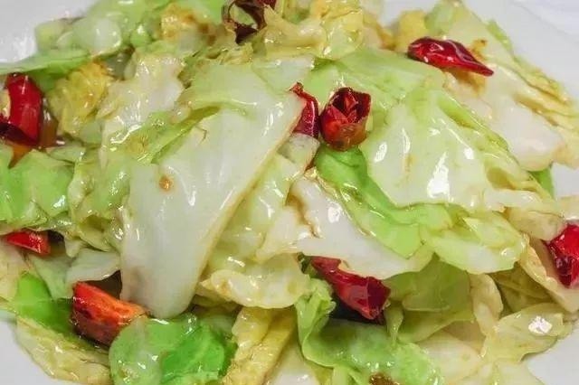 炒包菜时，不要直接下锅炒，多加一步，鲜嫩爽脆口感好！