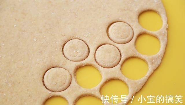 燕麦|燕麦片中加4个鸡蛋，不用水不用蒸，鲜甜松软，比包子馒头还好吃