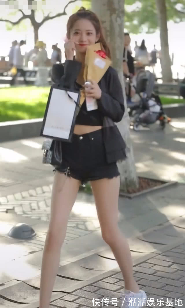 老爹|运动鞋厚得跟老爹鞋似的，小姐姐却脚踩鞋后跟穿，脚后跟不疼吗