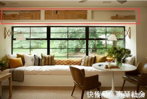 飘窗|头回见飘窗顶部打一排壁龛,不影响大小还能收纳,有点意思!
