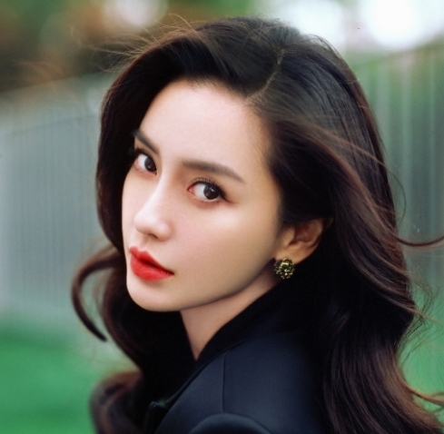 沈腾baby表演，舞台意外却逗笑观众，这个自带笑点男人不是吹的！