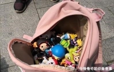 盲盒|12岁女孩三天花12W买盲盒,父母发现后要退款,店员以为富二代