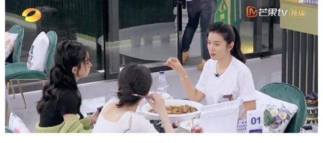 黄晓明|《中餐厅》明星做菜意外重重！厨房“鸡飞狗跳”，观众都捏一把汗