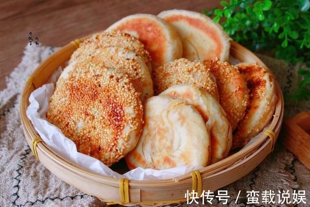 酥到掉渣的烧饼，平底锅就能做，每次一斤面，咸香酥脆，出锅必光