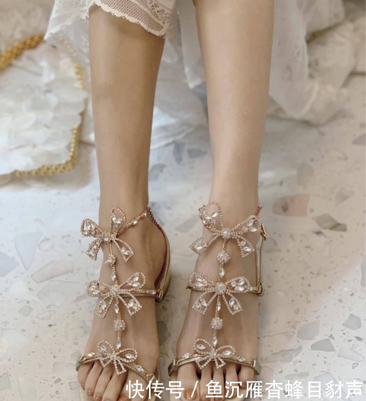 一双水晶凉鞋,一身时尚清凉穿搭,闪耀迷人凸显曼妙身姿