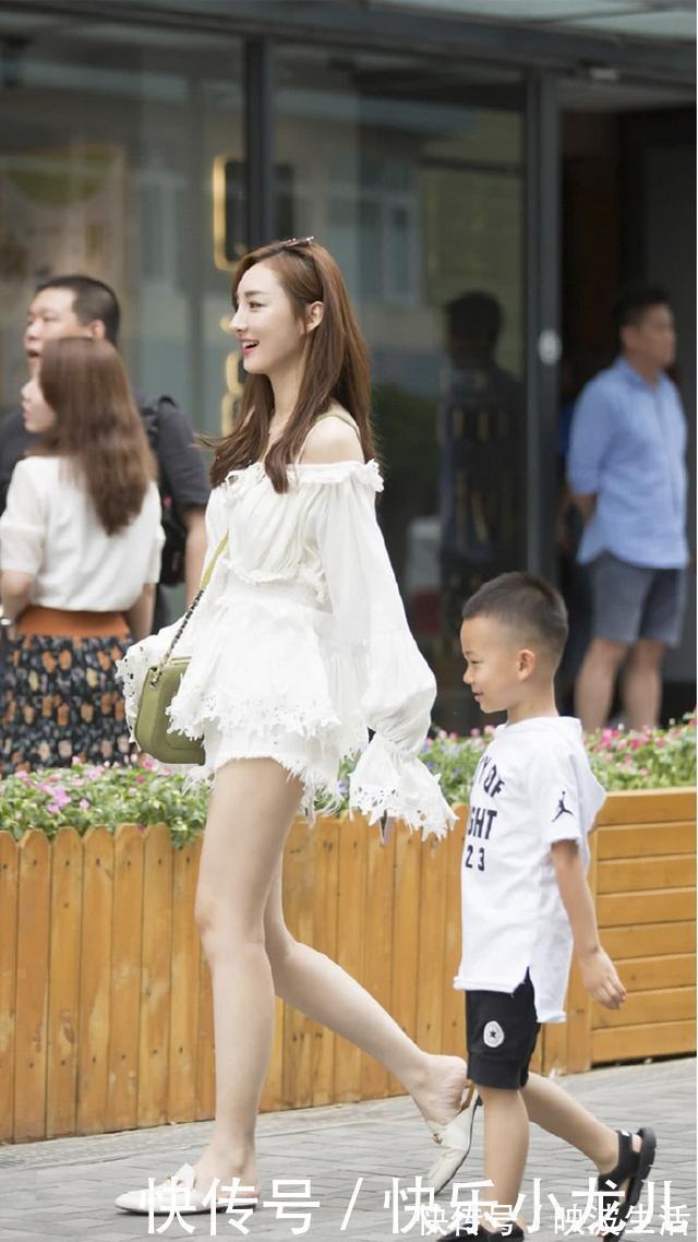 时尚|带孩子逛街的时尚辣妈,一点都看不出是位宝妈呢