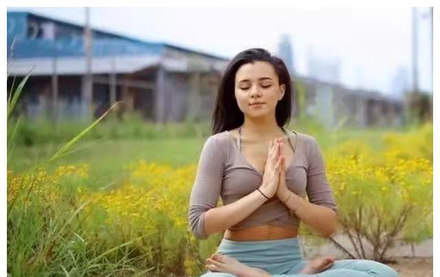 摩天式|不要小看运动前的热身动作，练好这些，让瑜伽伸展更加标准到位！