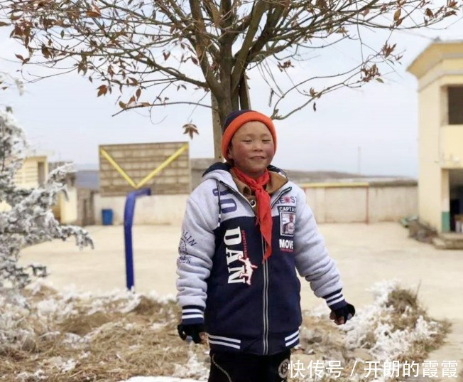 那个雪天徒步4.5公里,满头冰花去上学的男孩,后来过得如何