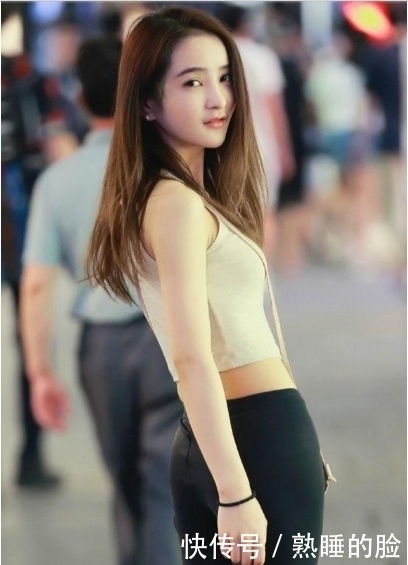 摇曳|紧身裤穿出清新的美感,妹子在行走间摇曳更美丽大方,个性满满