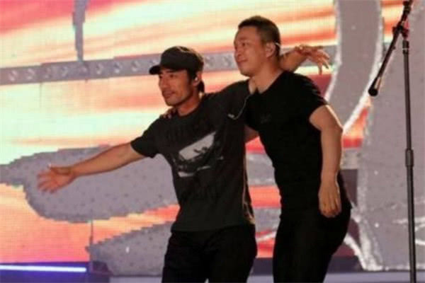 同是《星光大道》草根明星，鳳凰傳奇票不夠賣，他倆卻因丑聞退圈