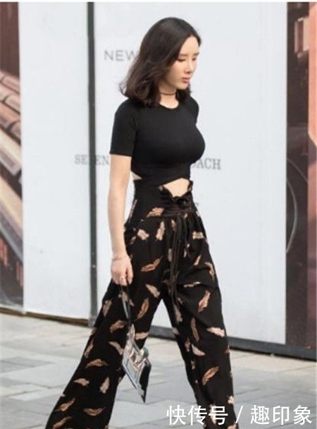 上衣|街拍美女黑色上衣配阔腿裤,身材苗条有致,妩媚又动人