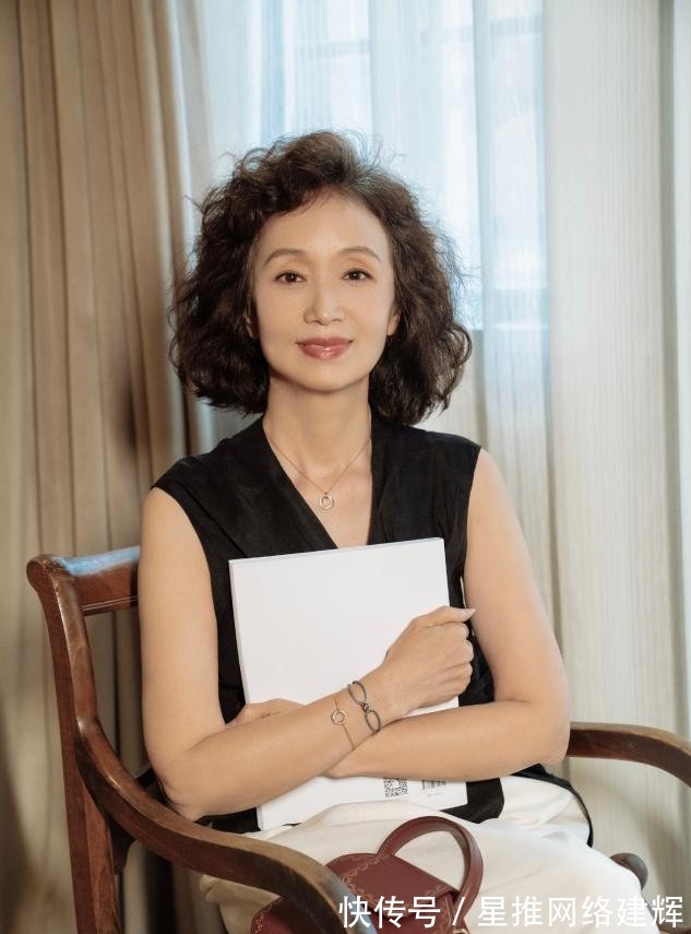 配色|55岁后该怎么穿?学习三木妈妈的夏季搭配,简约而有质感