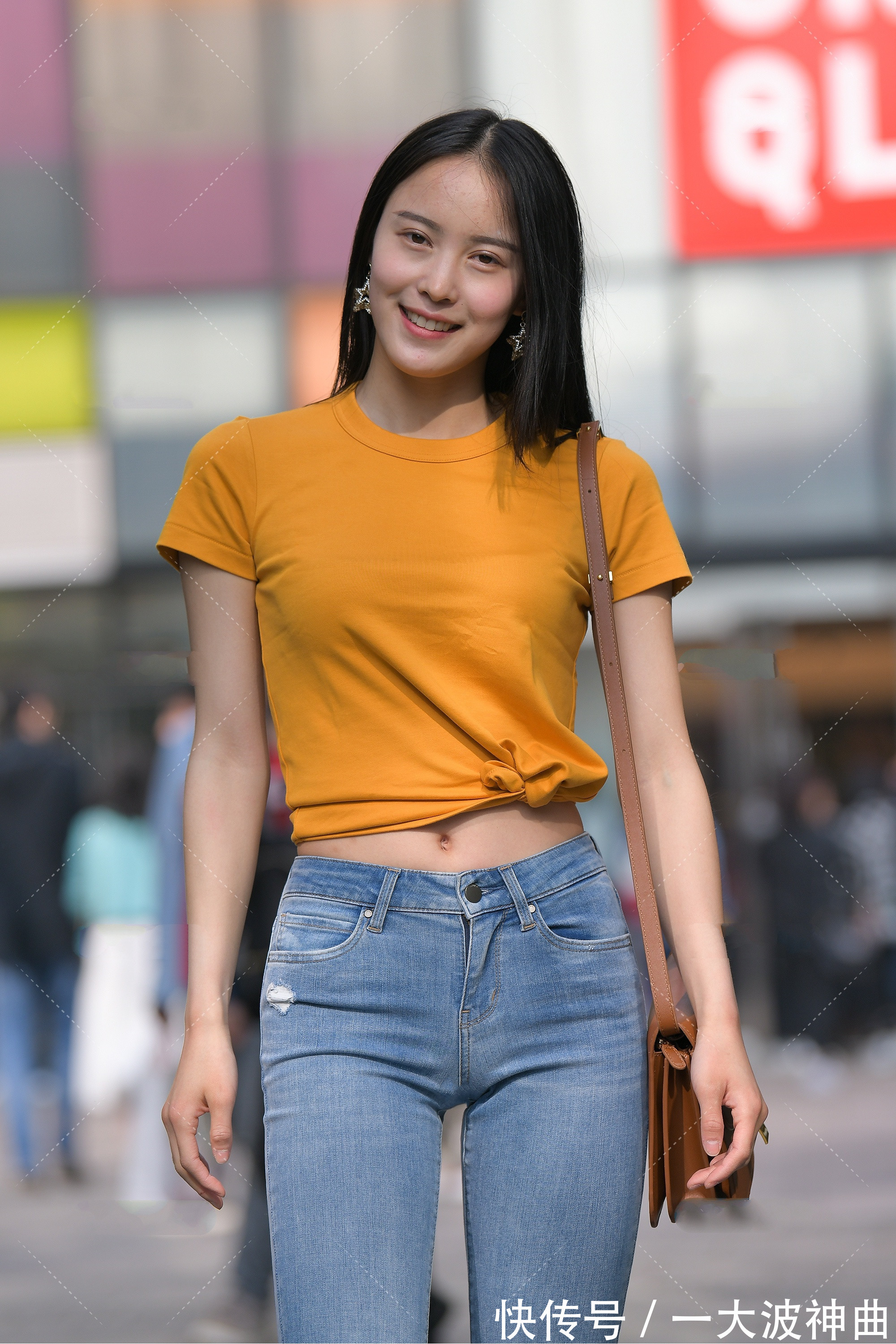t恤 橘黄色修身短T搭配浅色牛仔裤,青春活泼,满满的校园风