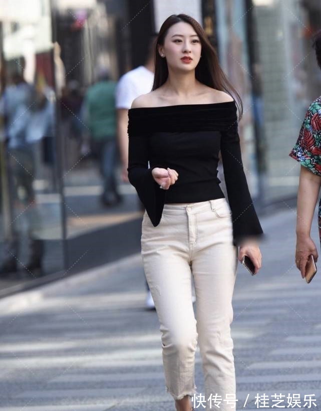 牛仔裤 鞋头长毛了还不舍得扔,搭配一字肩和米色牛仔裤,时髦感清新脱俗