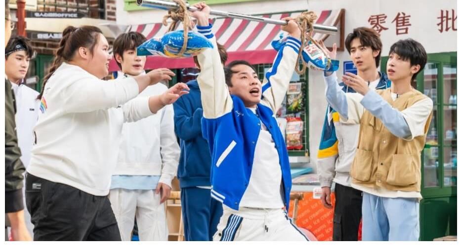 小鲜肉直言大前辈矮还重!被“驱逐”后,他一个动作化解尴尬