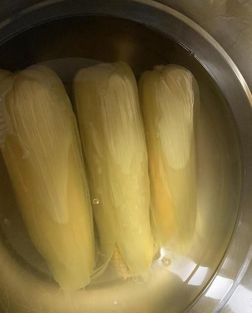 清甜|煮玉米,最忌直接冷水下锅煮!再加这两样,玉米清甜软糯吃不腻