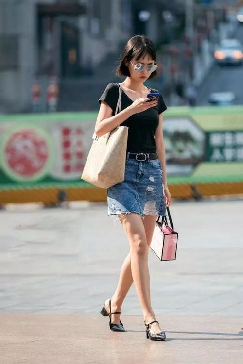 高跟鞋|小姐姐脚上搭配上一双黑色尖头的高跟鞋，让双腿显得修长又迷人