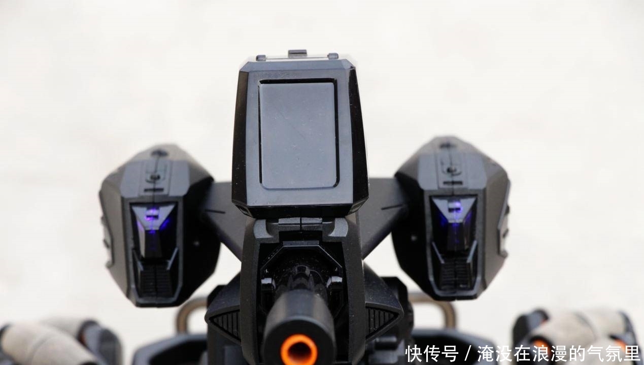 电池|全向轮轻松操控,动作智能编程:百思童智能遥控机甲评测