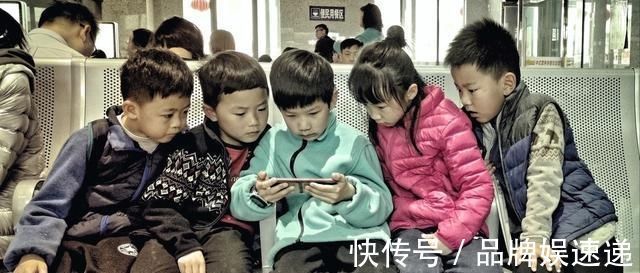 手机|“妈妈我能玩一下手机吗”父母2种回答,决定了孩子不同的人生
