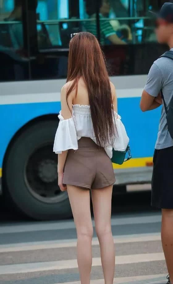 街拍美女:雪纺一字肩搭配时装短裤,手挎绿色包包,尽显时尚潮流