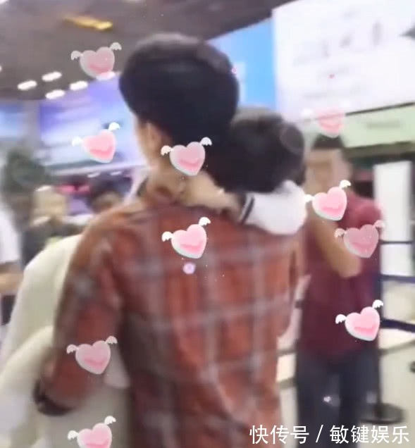 鄧倫小山竹再合體，鄧倫一個姿勢引爭議，粉絲未來老婆會吃醋