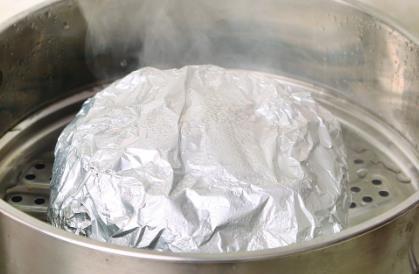 花甲别再炒着吃了,加一把金针菇上锅一蒸,鲜美多汁,上桌抢着吃