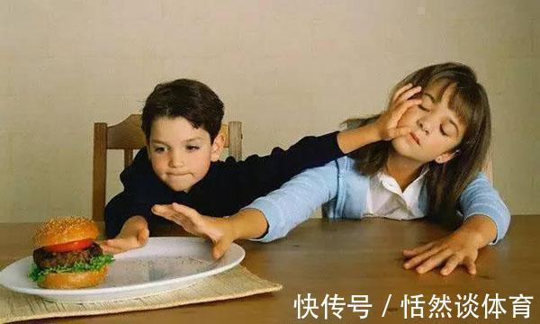 父母|心理分析:孩子吃饭时有个表现,长大后往往可能成为“啃老族”