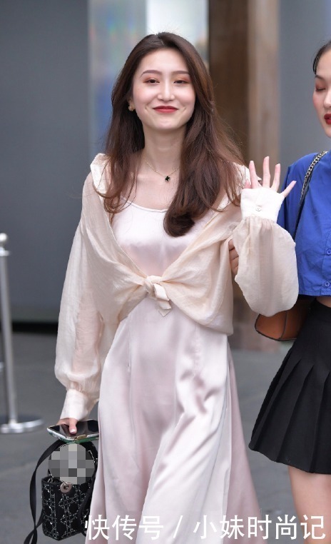 有气质|虽然右边的姐妹腿更美,可奈何差一双高跟鞋
