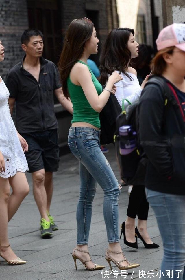 搭配 绿色的休闲背心搭配牛仔裤,精致的版型很显时尚气质