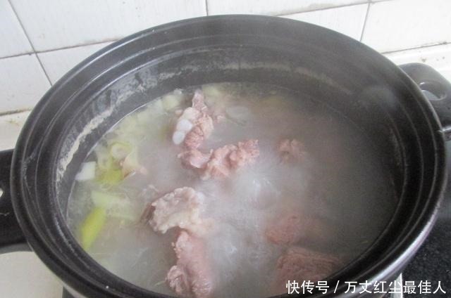 做排骨湯,多加這“1步”湯白如牛奶,補氣益血,臉色好身體棒