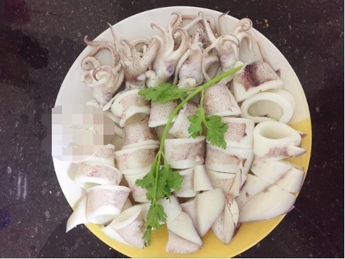 老公请同事来家里吃饭,花650元准备8道菜,同事却说下次不敢来