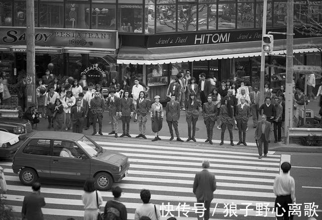 制服 日本潮流70年→时尚是反应时代的镜子！