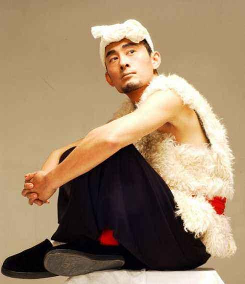 从《星光大道》一夜成名的草根歌手阿宝,为什么突然就不红了?