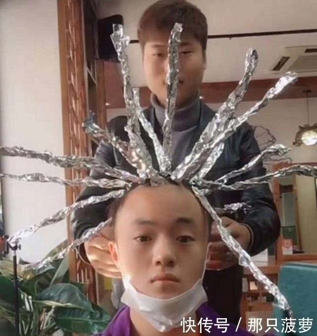 冠希哥|小哥哥“锡纸烫”发型火了,拆掉锡纸后看呆众人,冠希哥来了