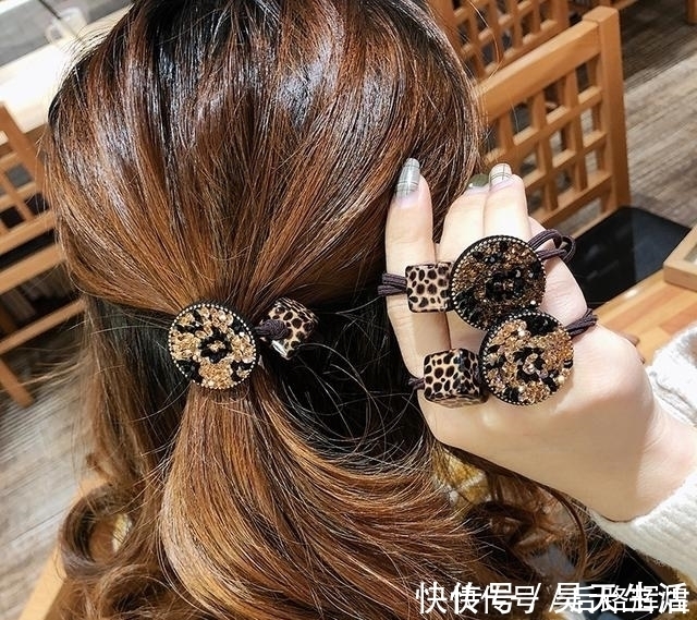发圈|建议女人:出门别扎丸子头了,落伍了!“低马尾”都学起来,减龄